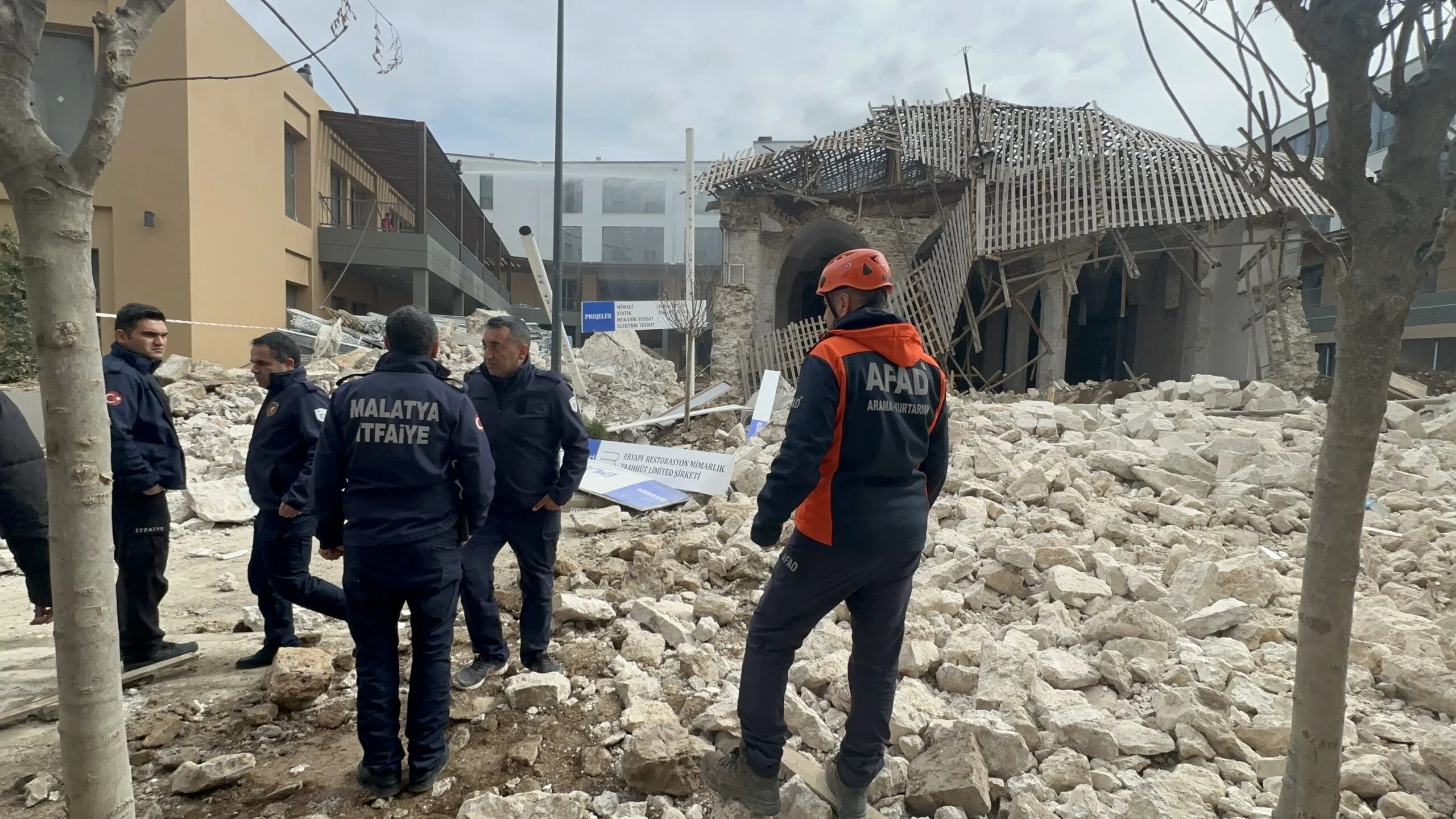 Restorasyon Yapılan Tarihi Camide Çökme: 1 Yaralı