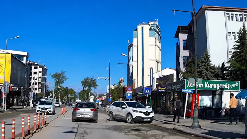 İnönü Caddesi’nde Kaza Kamerada: El Frenini Çekmeyince Araç Hareket Etti