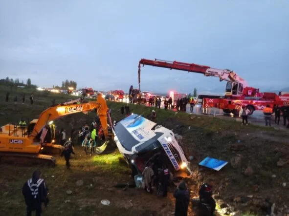 Otobüs Kazasında Yaralılar Hastanelere Kaldırılıyor