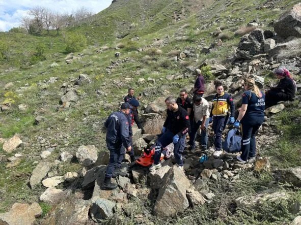 Pütürge’de Kayalıklarda Mahsur Kalan Yaşlı Kadın Kurtarıldı